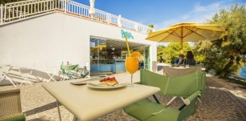 Týždeň pri Trogire s dopravou a raňajkami - hotel Amadria 3*
