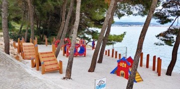 Týždeň pri Trogire s dopravou a raňajkami - hotel Amadria 3*