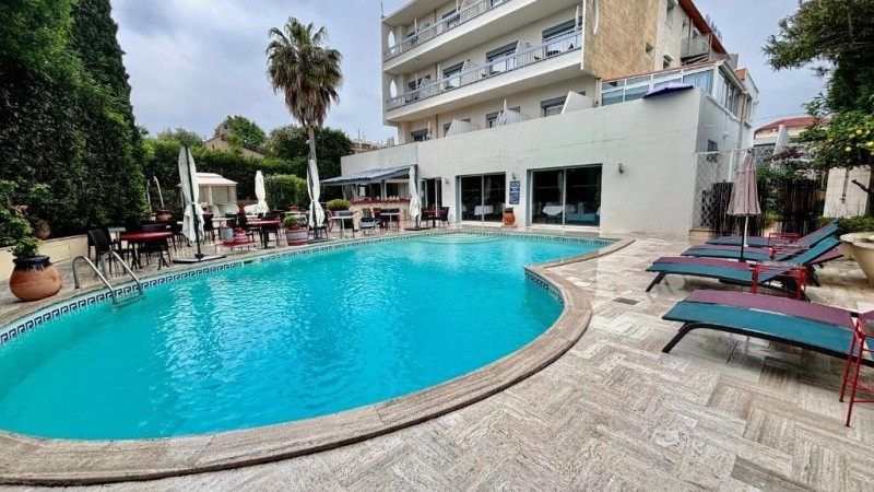 de la Mer Hotel  & IBIS Budget Saint Martin de Crau Porte de Camargue