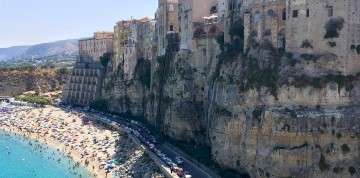 Tropea - exotická pláž pod historickým mestom